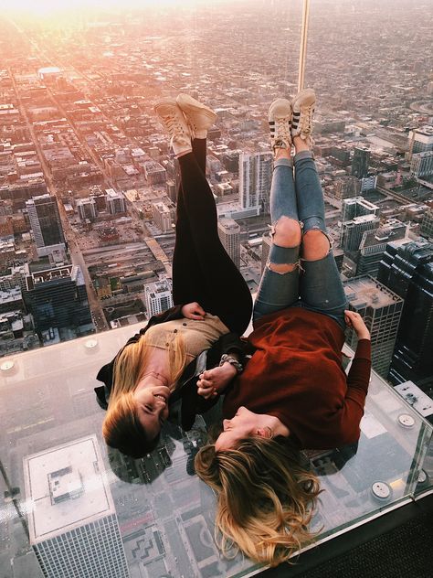 two girls holding hands on a glass skydeck, overlooking the city of chicago Chicago Best Friend Pictures, Skydeck Chicago Poses, Skydeck Chicago Pictures, Chicago Instagram Pictures, Trip Poses, Skydeck Chicago, Traveling Aesthetic, Chicago Trip, Chicago Aesthetic