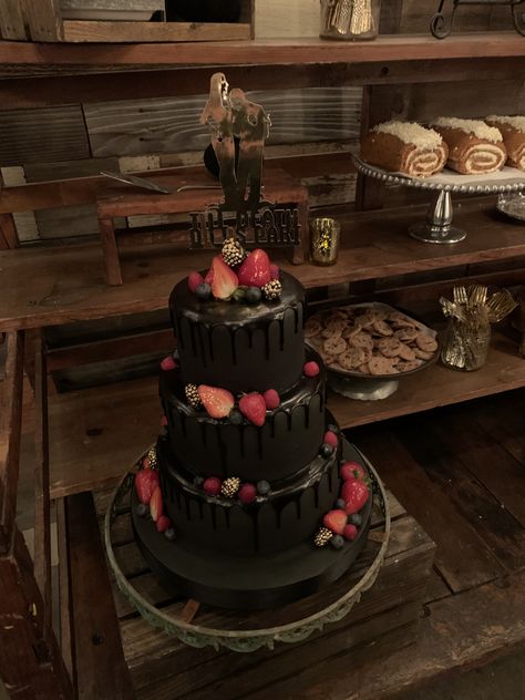 Simple Gothic Wedding Cake, Wednesday Addams Themed Cake, Gomez And Morticia Wedding, Girly Goth Party, Addams Family Wedding Cake, Ghostface Wedding, Goth Wedding Food, Emo Wedding Cake, Goth Wedding Cakes