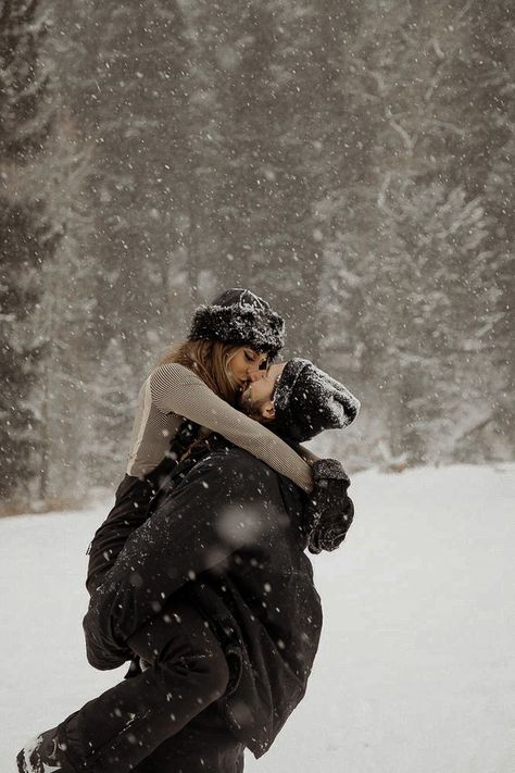 Couple Snow Outfit, Snowy Pictures Photography, Engagement Photos Skiing, Snow Photoshoot Ideas Couple, Snow Photography Couples, Couples Snow Photoshoot, Couple In Snow Aesthetic, Couple Snow Aesthetic, Snow Couples Photoshoot