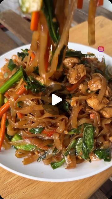 FOODIE FINDER on Instagram: "Drunken noodles @brendan_pang 

#drunkennoodles #noodles #explorepage #explore #explorepage✨ #foodie #foodstagram #food #foodlover #instagramreels #reels #foodblogger #food #foodie #foodstagram" Delicious Rice, Drunken Noodles, Wok Cooking, Thai Street Food, Spice Recipes, Noodle Recipes, Rice Noodles, Vegan Options, Wholesome Food