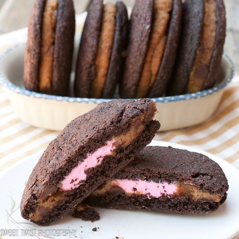 Sweet Twist of Blogging: Cookie Dough Sandwiches and more Gender Reveal Ideas Gender Reveal Dessert, Baby Reveal Cakes, Gender Reveal Cookies, Gender Reveal Ideas, Chocolate Cookie Dough, Cookies Brownies, Dessert For Two, Pregnancy Announcements, Chocolate Craving