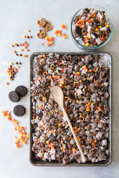 This Halloween Chex Mix Muddy Buddies (aka Puppy Chow) recipe is chock-full of October delight - a little salty, a lotta sweet, with crunchy and chewy textures in each handful thanks to the addition of pretzels, candy corn, chopped Oreos, and Reese's Pieces. The only thing frightening about it is how fast it will disappear! Muddy Buddy Halloween Recipe, Candy Corn Puppy Chow, Halloween Muddy Buddy Recipe, Halloween Puppy Chow, Chex Mix Muddy Buddies, Halloween Deserts, Spooky Basket, Chow Recipe, Fall Eats