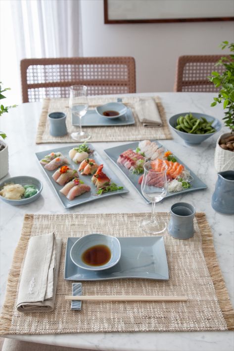 Inspiração Mesa Japonês - Coleção Yasuda Sushi Table Setting, Sushi Table Decoration, Sushi Party Ideas Table Settings, Japanese Table Setting Decor, Japanese Table Setting, Sushi Dinner Party, Sushi Table, Sushi Plate Set, Cherry Blossom Decor