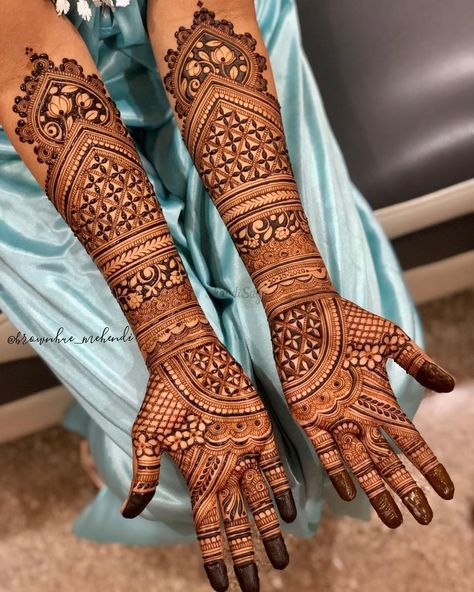 Mehendi Designs For Bridesmaid, Minimal Mehendi, Karva Chauth Mehndi, Karva Chauth Mehndi Designs, Wedding Henna Designs, Rajasthani Mehndi Designs, Indian Mehndi Designs, Karva Chauth, Bridal Mehendi Designs Hands