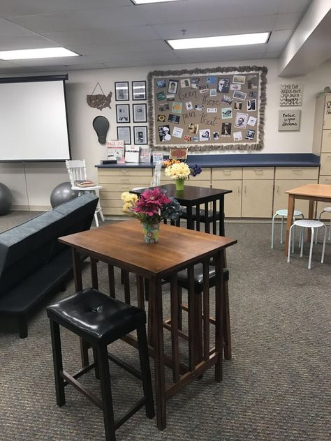 Comfort in the Classroom with Flexible Seating - Write on With Miss G Classroom Management High School English, Cafe Style Classroom, Classroom Seating Ideas, Udl Classroom, Teachers Lounge Makeover, Flexible Seating Classroom, Traditional Classroom, Staff Lounge, High School Teachers