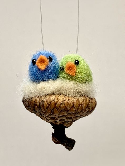 These tiny needle-felted birds sit in an acorn cap nest. Hand-crafted and needle-felted in my Berkshire studio, this charming ornament is a perfect little gift. Ornament loop will be attached, but if you prefer without, please let me know. This item can be custom made in any fiber or color combination. Please contact me with your requests. Please Note: You will not receive the exact same item but one that looks pretty darn close (same colors, fibers, cute expressions). Each item is made by me an 2d Needle Felting Ideas, Acorn Cap Crafts, Christmas Needle Felting Ideas, Needle Felted Christmas Ornaments, Needle Felting Ideas, Needle Felted Birds, Felted Birds, Felt Birds Ornaments, Cute Expressions