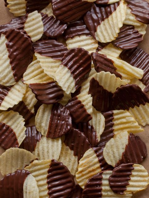 Chocolate Covered Potato Chips, Chocolate Party, Snack Chips, Kandy, Chocolate Dipped, Sweet And Salty, Potato Chips, Sweet Snacks, Appetizer Snacks