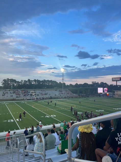 football fnl friday night lights high school football aesthetic Brett And Becca, High School Clubs, School Football Field, The Upside Of Falling, Usa High School, Recreate Pics, American Vibes, Hs Football, Senior Year Fun