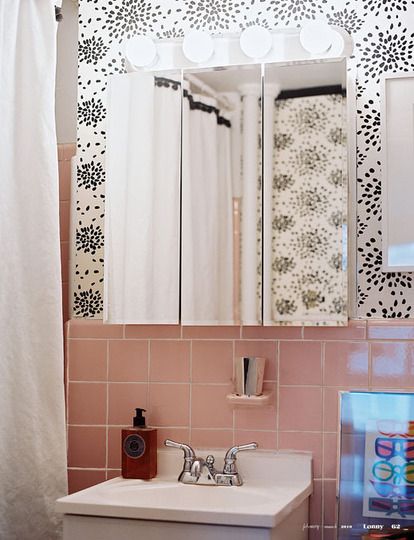 pink tile plus black and white wallpaper in the bathroom Pink Tile Bathroom, Pink Bathroom Tiles, Retro Pink Bathroom, Vintage Bathroom Tile, Pink Tile, Makeover Kamar Mandi, Bathroom Beautiful, Retro Bathrooms, Pink Tiles