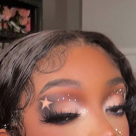 Ombre Eyeshadow Looks, Jewels On Eyes Makeup, Star On Face Makeup, Euphoria Makeup Black Women, Cute Star Makeup Looks, Popstar Makeup, Black Star Makeup, Star Eyebrows, Star Eyeshadow Makeup