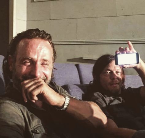 Andrew Lincoln Norman Reedus, Daryl And Rick, Twd Funny, Twd Memes, Walking Dead Cast, Carl Grimes, Andrew Lincoln, Rick Grimes, Best Duos