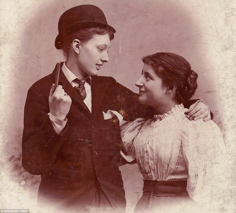 Natalie Clifford Barney, Vintage Lesbian, Lgbt History, Victorian Romance, Woman Loving Woman, Vintage Couples, Jolie Photo, Studio Portraits, Women In History