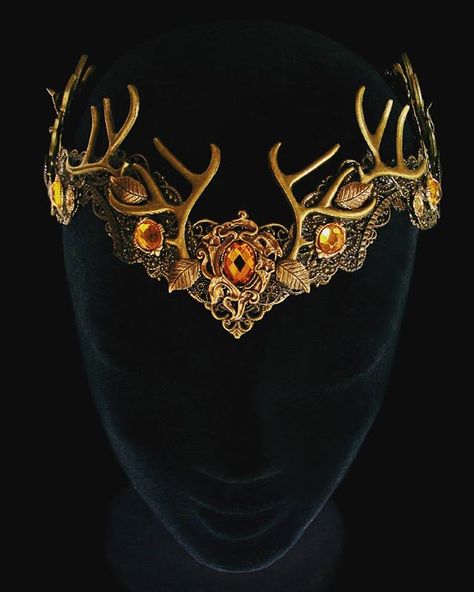 👑 Commissioned order for Fantasy Wedding ! 👑 #Baratheon #Antlers #BaratheonCrown #antlerscrown #antlerscirclet #antlerstiara… Antler Tiara, Rebecca + Core + Aesthetic, Baratheon Crown, Fantasy Crown, Crown Aesthetic, Pagan Wedding, Goddess Crown, Fairytale Fashion, Blog Art