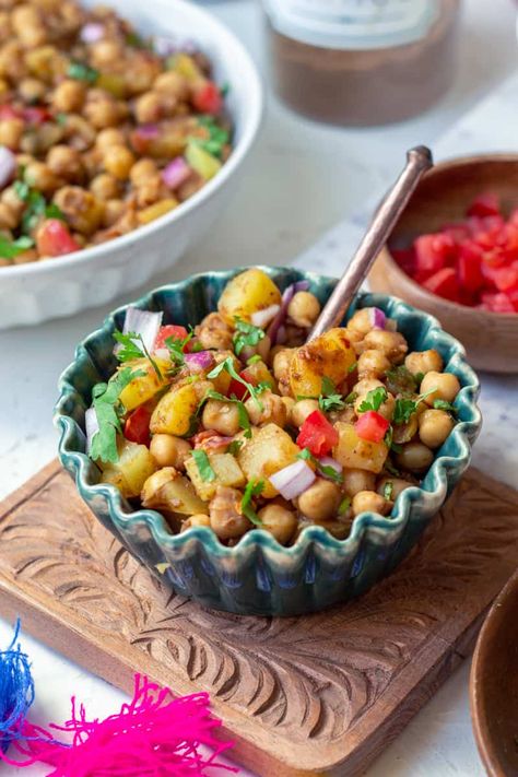 Chana Chaat - Easy Recipe Chana Chaat Recipe, Pakistan Food, Healthy Pantry, India Live, Tamarind Chutney, Chaat Recipe, Crunchy Snack, Indian Breakfast, Chaat Masala