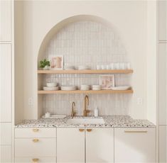 I’ve noticed many arched niches with built in shelves popping up in kitchen, bathroom, and living spaces, and I really love this look. They require planning with a new build, but can also be created within existing walls by restructuring the framing and creating an inset in sheetrock or plaster. Ford Interior, Kabinet Dapur, Marble Counter, Wet Bar, Kitchen Inspo, Kitchen Reno, Design Case, Cheap Home Decor, 인테리어 디자인