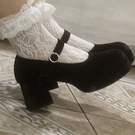 Vampire Heels Aesthetic, Vampire Shoes Aesthetic, Grunge Wedding Ideas, Romantic Goth Shoes, Goth Prom Shoes, Black Gothic Heels, Goth Wedding Shoes, Gothic Princess Aesthetic, Wedding Shoes Dark