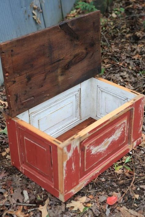 Old Door Trunk.                                                                                                                                                                                 More                                                                                                                                                                                 More Door Repurposed Ideas, Cabinet Door Crafts, Repurposed Doors, Door Repurposed, Cabinet Door Ideas, Old Door Projects, Salvaged Door, Cabinet Doors Repurposed, Door Projects