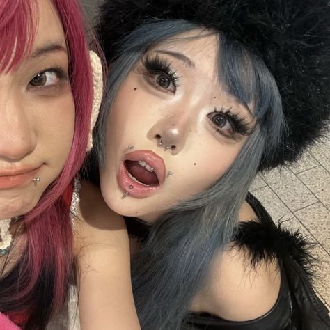 pinterest @hellokittys Doechii Makeup, Douyin Alt Makeup, Black Gyaru Eye Makeup, Cute Makeup Hacks, Doris Makeup, Douyin Eye Makeup, Harajuku Makeup Dark, Cutesy Goth Makeup, Paznokcie Hello Kitty