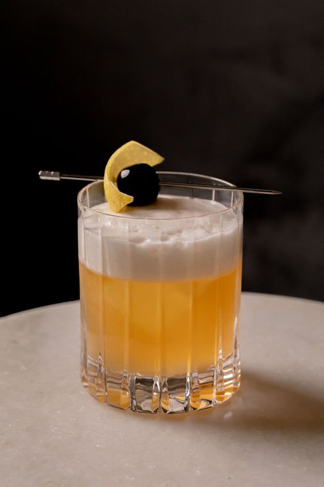 Non-Alcoholic Amaretto Sour - Fanciful Eats Coffee Mixology, Drink Mocktail, Beautiful Drinks, Amaretto Sour, Non Alcoholic Cocktails, Cocktail Ideas, Alcoholic Drink, Classic Cocktail, Iced Drinks