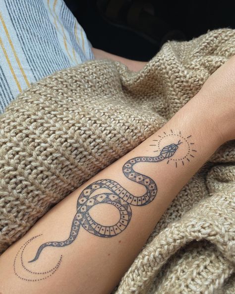 Scorpio Tattoo Ideas, Pic Edit, Scorpio Tattoo, Snake Tattoo Design, Muster Tattoos, Inspiration Tattoo, Airbrush App, Snake Tattoo, Dope Tattoos