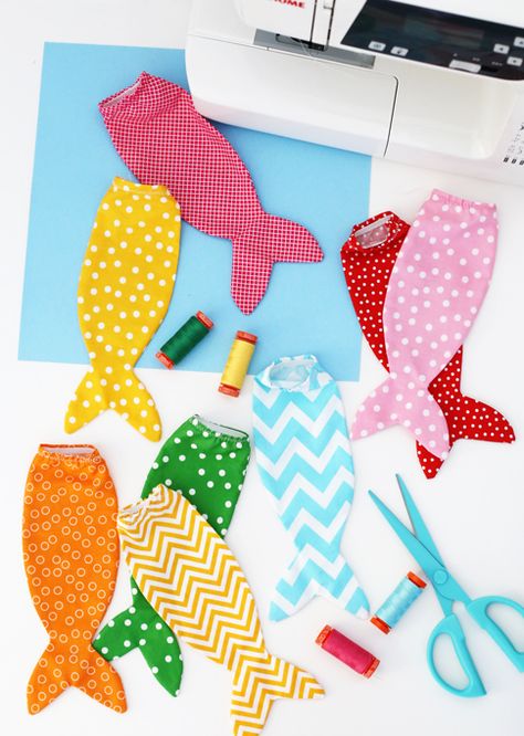 doll mermaid tails pattern Sewing Projects For Barbie Dolls, Barbie Mermaid Tail Pattern, Doll Mermaid Tail Pattern, Diy Barbie Mermaid Tail, Mermaid Doll Diy, Diy Doll Mermaid Tail, Sewing Gifts For Kids, Mermaid Doll Pattern, Diy Doll Clothes