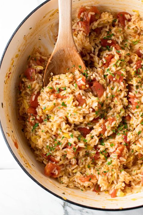 30 Minute Tomato Leek Rice with Roasted Chicken | girlgonegourmet.com Leek Rice, Roasted Leeks, Leek Recipes, Hearty Dinner, Tomato Recipes, Chicken Rice, Tasty Recipes, Roasted Chicken, Stuffed Green Peppers