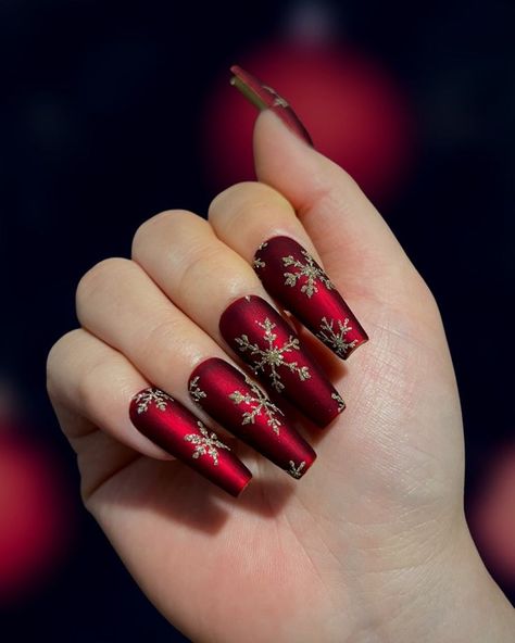 15 Chic Red Nail Trends for Winter 2023-2024 - thepinkgoose.com Artsy Nails, Red And Gold Nails, Snowflake Nails, Winter Nail Designs, Nail Length, Xmas Nails, Christmas Nail Designs, Christmas Nail Art, Gold Nails