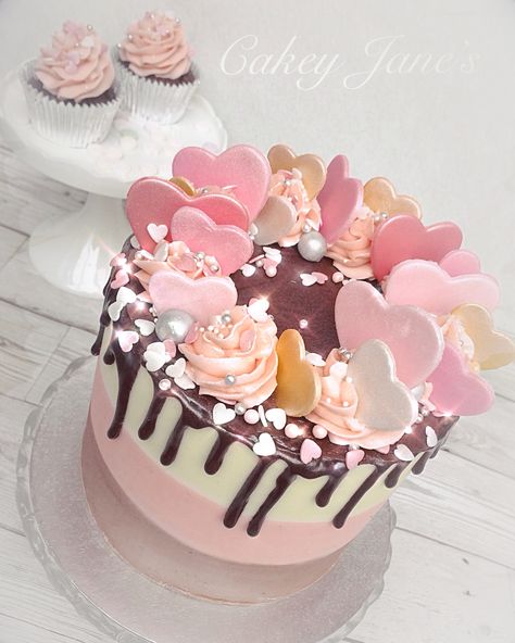 1 Layer Cake Design, Cake With Hearts Decoration, Valentines Basket For Him, Valentines Dessert Ideas, Valentine Dessert Ideas, Strawberry And Chocolate, Special Cakes, Cookie Cake Recipe, Valentine Desserts