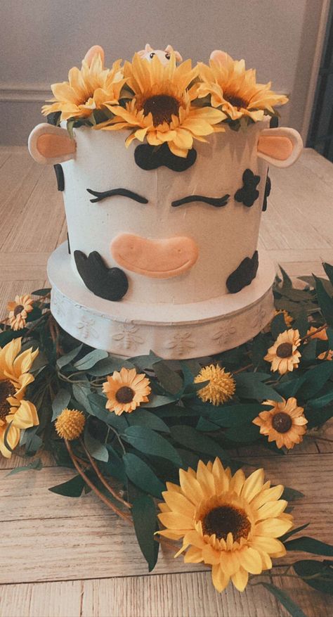 Cow Cake With Flowers, Sunflower And Cow Birthday Party, Cow Print And Sunflower Cake, Cow Sunflower Cake, Cow Cake With Sunflowers, Cows With Sunflowers, Cow Cakes, Pretty Birthday Cakes, Cow