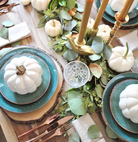 Naturally Beautiful Thanksgiving Table Diy Thanksgiving Centerpieces, Thanksgiving Centerpieces Diy, Easy Diy Thanksgiving, Decoration Buffet, Diy Thanksgiving, Thanksgiving Table Settings, Thanksgiving Tablescapes, Thanksgiving Centerpieces, Thanksgiving Table Decorations