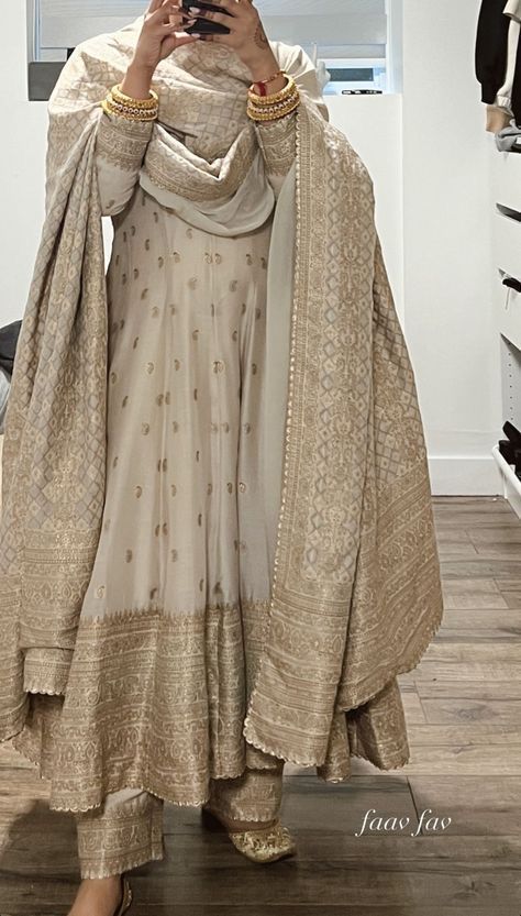 How To Style Anarkali Suits, Banarsi Dress Ideas, Ethnic Outfits Aesthetic, Off White Pakistani Suits, Banarsi Suit Design Pakistani, Wedding Suit Women Punjabi, Banarsi Anarkali Suits, Off White Anarkali Suits, Banarsi Dress Designs