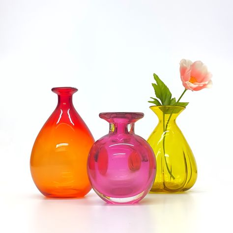 Err, here’s an idea: multicolored groups. Why the heck not? Though a single color group quite often makes sense, life isn’t always so matchy matchy. This mix of gorgeous glass vessels are saturated warm colors, but it’s mostly their shape that holds them together . . #coloredglass #colorfulglass #happycolors #glassvases #vintagevases #vintageglass #vintagecollections #groupycollections Colored Glass Centerpiece, Yellow Flower Arrangements, Colorful Centerpieces, Colored Glass Vases, Yellow Vase, Colored Vases, Glass Centerpieces, Floral Vase, Vase Centerpieces