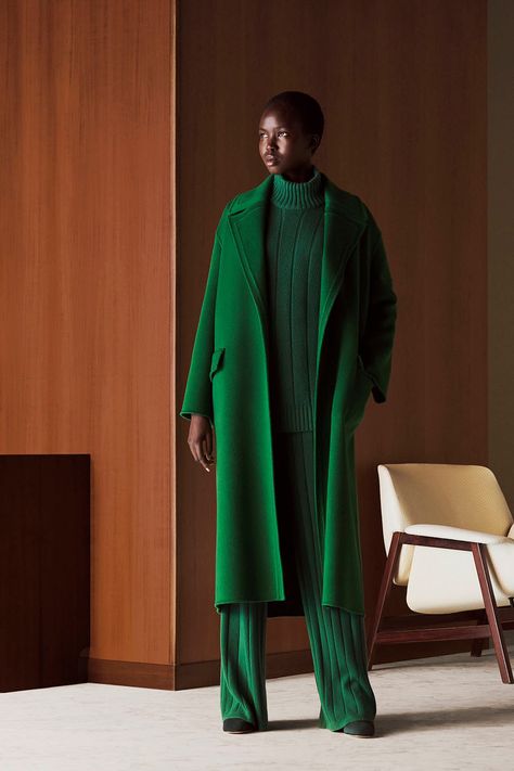 Avant Garde Outfit, Green Coat, Loro Piana, Work Outfits Women, Mode Inspiration, Green Fashion, Look Fashion, Classy Outfits, Work Outfit