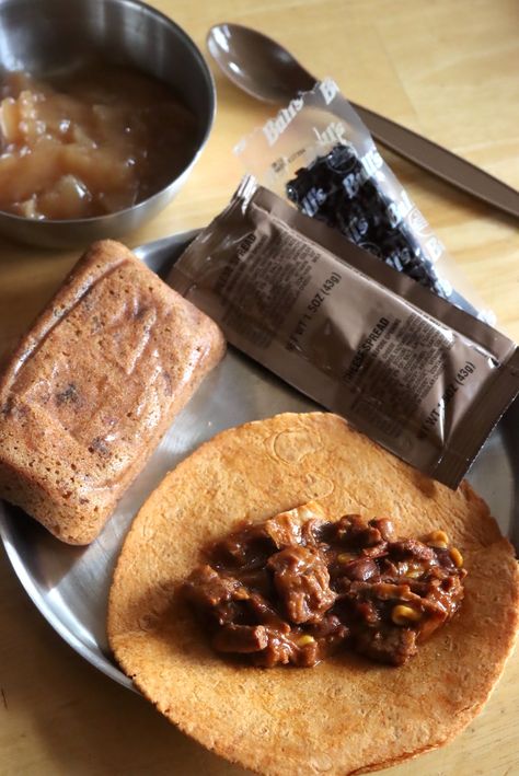 Best MRE Meals: Meals Ready to Eat - Military food rations are surprisingly tasty. I'll walk you through all the best MRE meals, I've tried them all! Whether you're looking for survival food kits or camping food ideas, ready to eat meals are a good choice. emergency preparedness | prepper pantry list | prepper ideas for beginners Army Food Meals, Military Food In The Camp, Military Camp Food, Mre Meals Diy, Mre Food Military, Diy Mre Meals, Mres Food, Prepper Pantry List, Man Eating Food