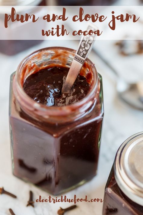 A Christmas jam recipe: plum and clove jam with cocoa - Electric Blue Food - Kitchen stories from abroad Holiday Jam, Sauces Recipes, Christmas Jam, Easy Frosting, Plum Jam, Amazing Appetizers, Cheese Tray, Jam Recipe, Marinade Recipes