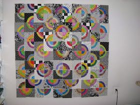 Crossed Stitches: Bulls Eye Quilt Tutorial Bullseye Quilt, Circle Quilt Patterns, Quilting Videos, Circle Quilts, Flower Quilts, Circle Template, Quilting Templates, Scrap Quilt Patterns, Quilt Tutorial