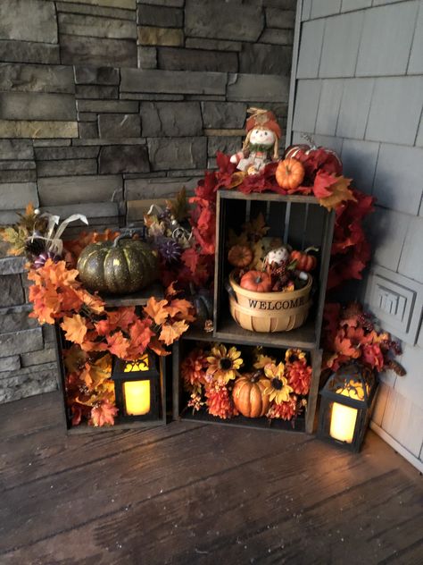 Fall Outdoor Decor Front Porch, Fall Porch Decor Ideas, Fall Front Porch Decor Ideas, Fall House, Balkon Decor, Fall Porch Decor, Carved Pumpkins, Pumpkin Decorations, Porch Decorations