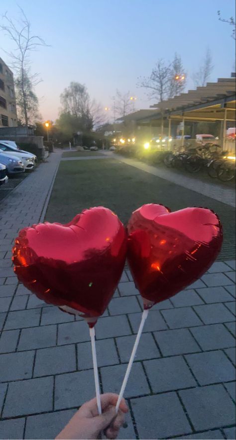 Red Heart Balloons Aesthetic, Heart Balloons Aesthetic, Boyfriend Birthday Aesthetic, Red Heart Balloons, Heart Shaped Balloons, Balloons Photography, Feeling 22, House Of Balloons, Story Insta