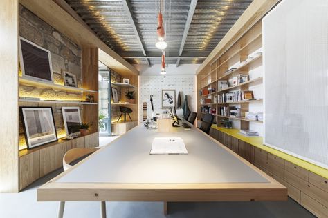 Office With Long Desk, Studio Architecture Workspace, Architecture Studio Workspace, Interior Design Studio Workspace, Office Decor Professional Corporate, Work Office Decor Professional, Professional Office Decorating Ideas, Coworking Design, Design Studio Workspace