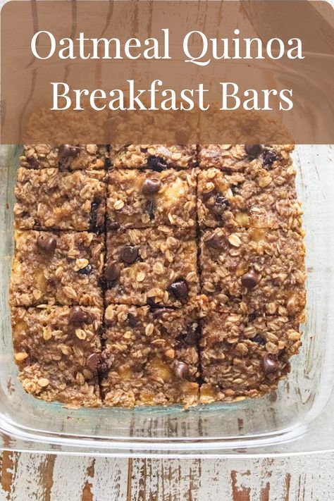 A birds-eye view of oatmeal breakfast bars with chocolate chips mixed in. Breakfast bars are in a glass dish on a white wooden table. Quinoa Oat Bars, Quinoa Oatmeal Cookies, Quinoa Baked Oatmeal, Oatmeal Bake Breakfast Vegan, Healthy Breakfast Quinoa, Quinoa Breakfast Bites, Quinoa Bars Healthy, Quinoa Oatmeal Breakfast, Oatmeal Bars Breakfast