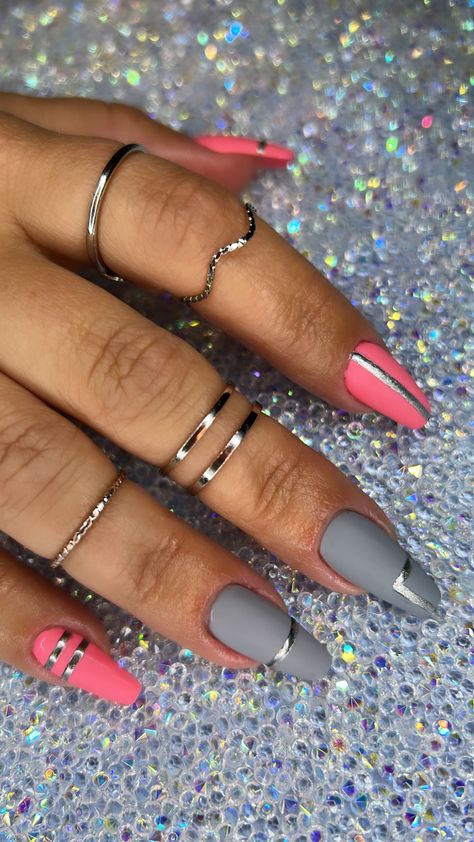 Hot Pink And Grey Nails, Light Pink And Grey Nails, Silver Chrome And Pink Nails, Light Grey Acrylic Nails Designs, Gray And Pink Nails Ideas, Matte And Chrome Nails, Grey Pink Nails, Gray And Pink Nails, Pink And Gray Nails