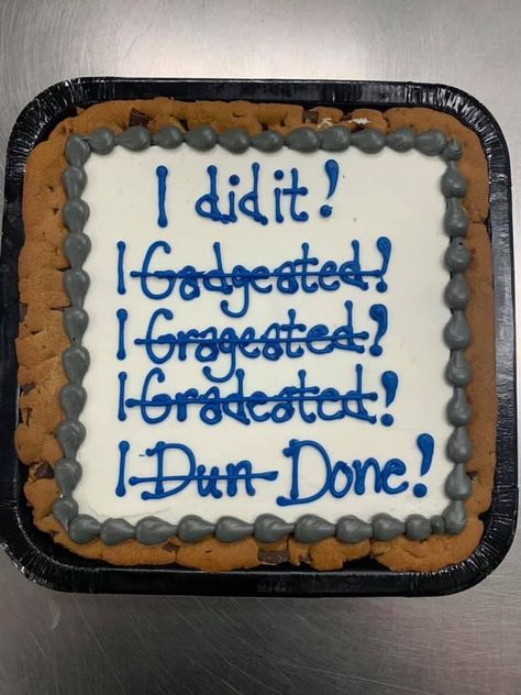 Cookie Cake Graduation Design, Graduation Cake Quotes, Funny Graduation Cakes For High School, Cute Graduation Cakes High Schools, Grad Party Cakes High School, Graduation Cake High School, High School Grad Cake Ideas, Graduation Cookie Cake Ideas, Senior Cake Ideas