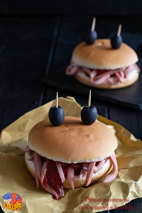 Panini mostruosi per la cena di Halloween #HL2019 #halloween #recipeforkids #dolce&scherzetto Halloween Menu, Easy Halloween Food, Halloween Sweets, Halloween Dinner, Happy Foods, Food Presentation, Easy Halloween, Ketchup, Halloween Party