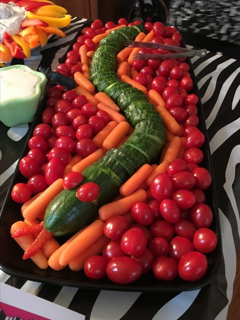 Snake Veggie Tray, Jungle Veggie Tray, Safari Veggie Tray, Snake Party Food, Croc Party, Jungle Snacks, Snake Birthday Party, Jungle Party Food, Halloween Dinner Party Food