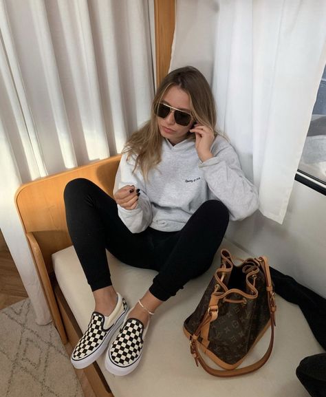 Louis Vuitton Noe Bag, Fasion Outfits, Style Inspiration Summer, Comfy Fashion, Weekend Wear, Winter Fashion Outfits, Fashion Wear, Comfortable Outfits, Comfy Outfits