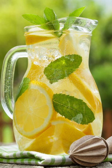 Vodka Mint Lemonade Mint Lemonade Recipe, Vodka Ice, Pitcher Cocktails, Tailgate Snacks, Mint Lemonade, Lemonade Recipe, Vodka Drinks, Lemon Mint, Lemonade Recipes