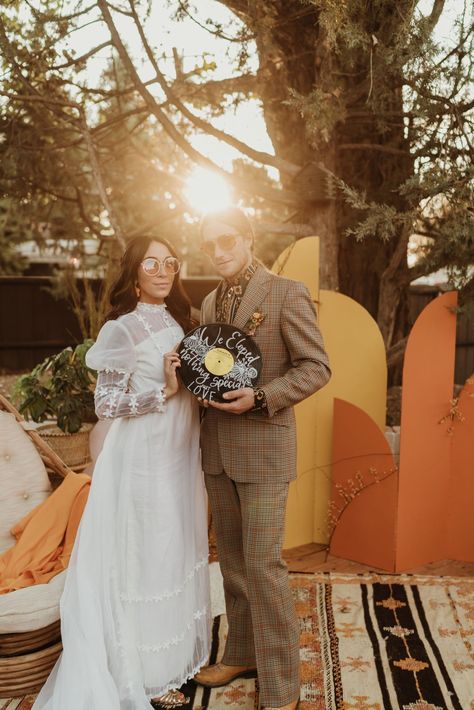 The bride wore vintage (and so did the groom + bridesmaids!) for this '70s-inspired backyard wedding inspiration! Get all the details on Green Wedding Shoes! Retro Wedding Theme, 70s Wedding, 1970s Wedding, Retro Bride, Wedding Inspiration Fall, Retro Wedding, 70s Inspired, Bride Wear, Green Wedding