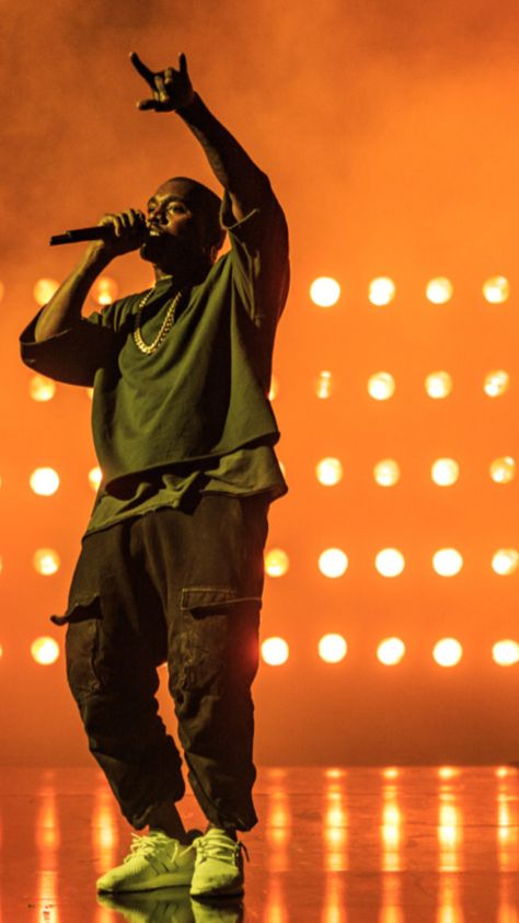 Kanye Performing, Godly Aesthetic, Grunge Outfit Aesthetic, Rap Genius, Performance Aesthetic, Kanye West Wallpaper, Life Of Pablo, August Rush, Kanye West Outfits