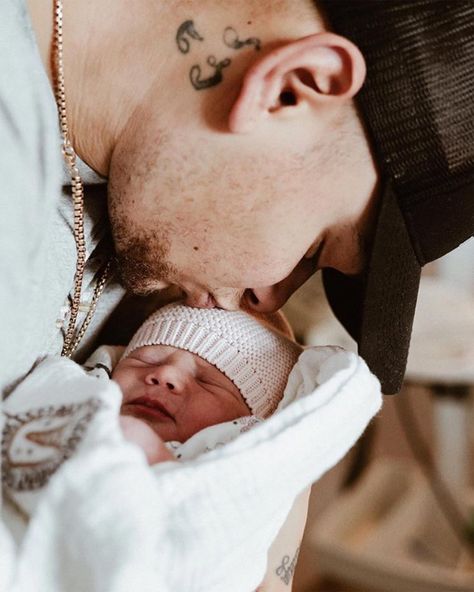 Kane Brown Releases Song for His Newborn Daughter: I 'Cannot Wait to Watch Her Grow Up' Kane Brown Music, Newborn Daughter, Country Girl Problems, Fake Smile Quotes, Famous Youtubers, Kane Brown, Lady Antebellum, Country Girl Quotes, Purple Balloons