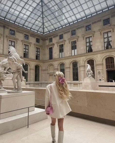 Cute Museum Outfits, Paris Aesthetic Outfits, Paris Outfits Spring, Paris Picture Ideas, Paris Trip Outfits, Paris In The Spring, Paris Inspiration, Paris Photo Ideas, Outfits Paris